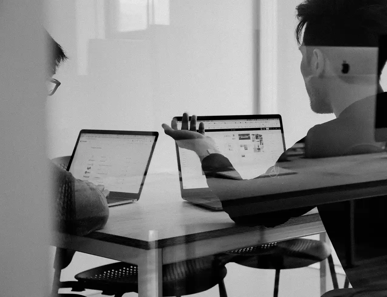 Tim Developer Aksiva Studio sedang berdiskusi proyek website